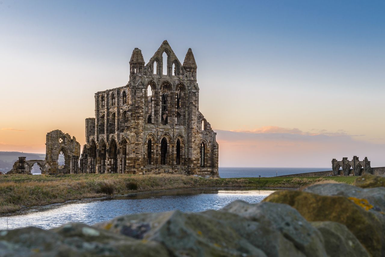 Keine schlechte Kulisse für Geister: Die Ruinen der Abtei auf den Klippen Whitbys. Foto: Adobe Stock