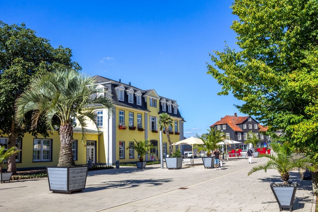 Bad Nenndorf Südliches Flair: Auch außerhalb des Kurparks ist Bad Nenndorf attraktiv. Foto: Adobe Stock