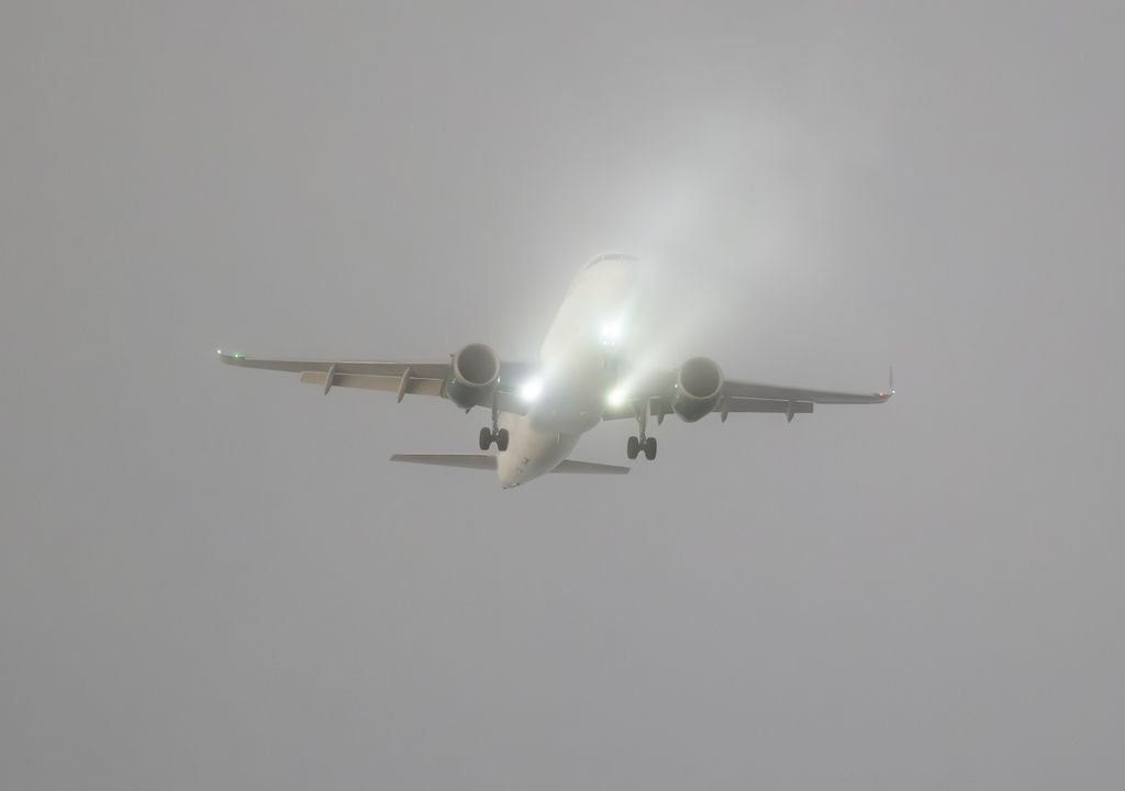 Niebla demoras AMBA Vuelos Buenos Aires neblina La niebla genera vuelos demorados y cancelados, y condiciones delicadas para circular temprano en autopistas y accesos a la ciudad.