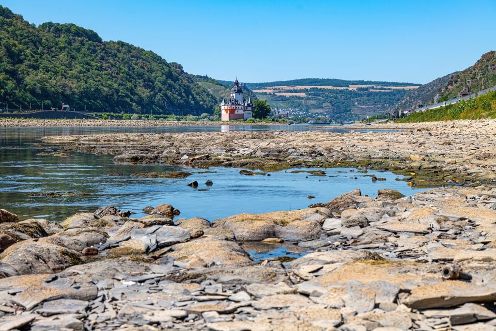 Niedrigwasser am Rhein: Kaub als Nagelöhr der Binnenschifffahrt. Foto: Comofoto.