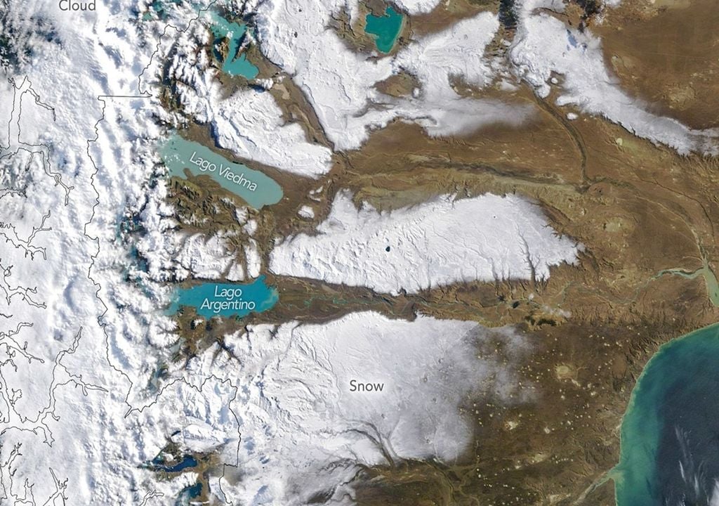 En esta imagen, tomada el 3 de abril de 2026 por el instrumento MODIS (Espectrorradiómetro de Imágenes de Resolución Moderada) a bordo del satélite Terra de la NASA, se observa nieve cubriendo extensas áreas de los altiplanos del sur de Argentina. Observatorio Terrestre de la NASA/Michala Garrison