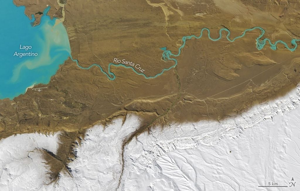 En esta imagen, tomada el 3 de abril de 2026 por el sensor OLI (Operational Land Imager) del satélite Landsat 9, se observan los bordes nevados de un valle en la desembocadura del Lago Argentino. Observatorio Terrestre de la NASA/Michala Garrison
