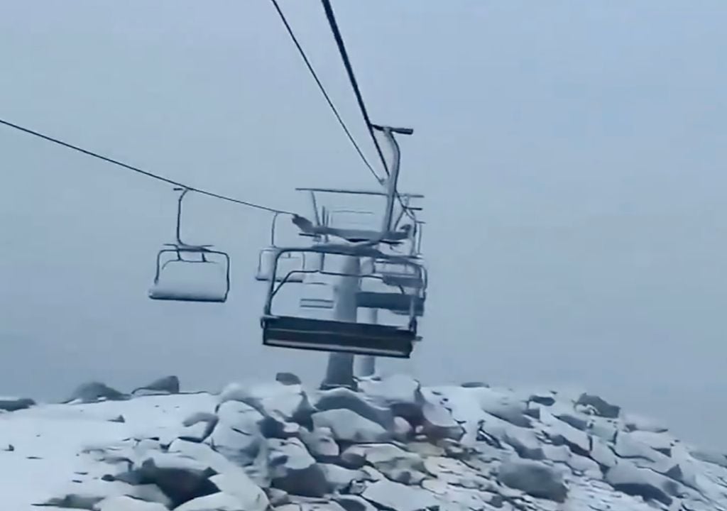 La nieve se hizo presente en pleno verano en la cordillera patagónica. Uno de los beneficiados con esta nevada de verano ha sido el cerro Catedral en Bariloche. Imagen: captura X.