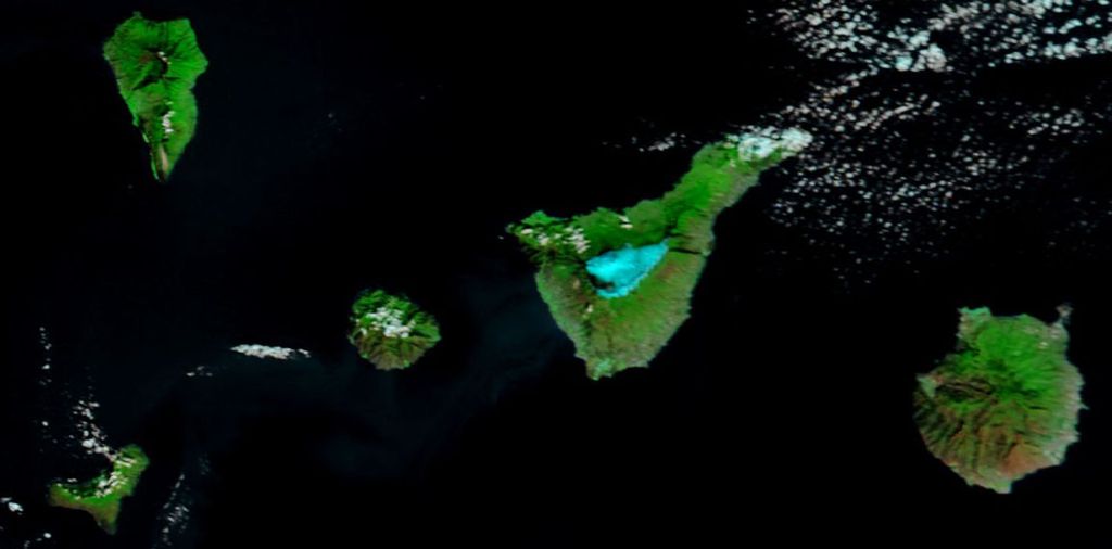 Nieve En Canarias Después Del Temporal Imagen del sensor MODIS realzada para destacar las zonas nevadas en celeste intenso del 13 de diciembre de 2013: nubes bajas en blanco, resto en otros colores, a 250 m de resolución. Pulse para ampliar.