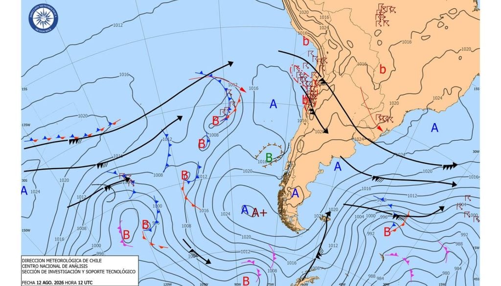 La carta sinóptica muestra una vaguada profunda y una baja segregada acompañada de mucha actividad eléctrica sobre el norte del país.