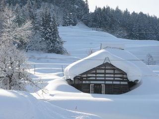 Se acumulan hasta 5 metros de nieve en Sukayu Onsen (Japón), el valor más alto desde 2013: las imágenes son alucinantes