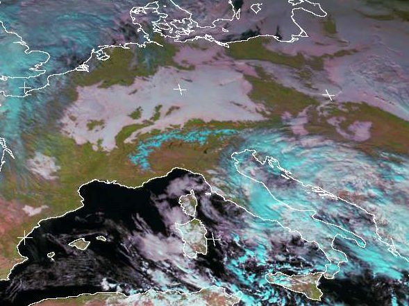 Imagen RGB donde se resalta la nieve en celeste y las nubes bajas - nieblas en blanco. La combinación apropiada de tres canales (VIS+VIS+NIR), donde interviene el 1.6 um, permite obtener este tipo de presentación.