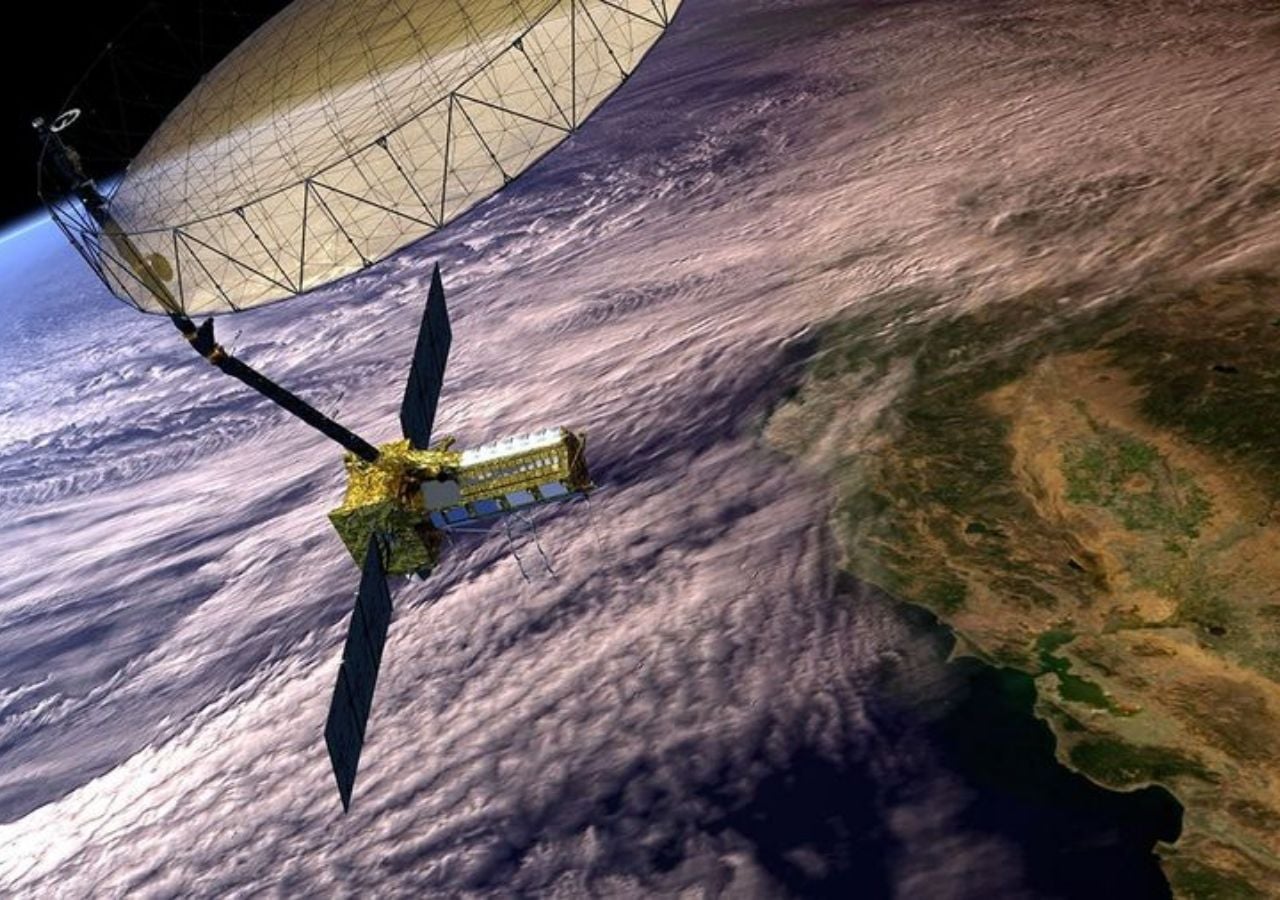 Concepto digital que muestra el satélite NISAR en órbita sobre el centro y el norte de California. Crédito: NASA/JPL-Caltech