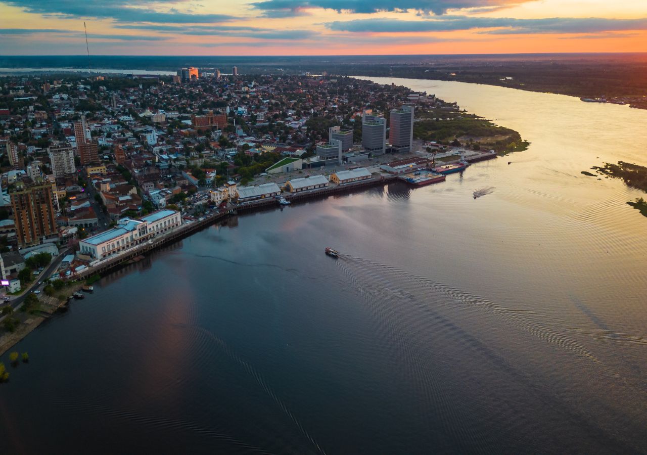 O Rio Paraguai junto à capital do país homónimo, Assunção.