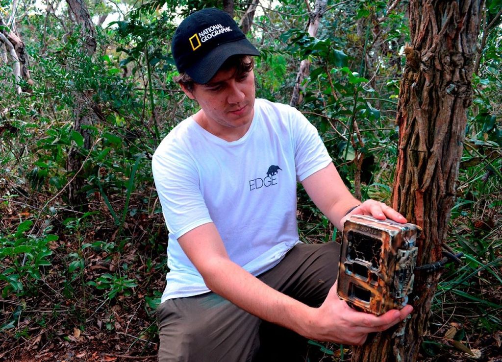 Pesquisador Vinicius Alberici prepara armadilha fotográfica para registro de mamíferos. Crédito: Bruna Oliveira