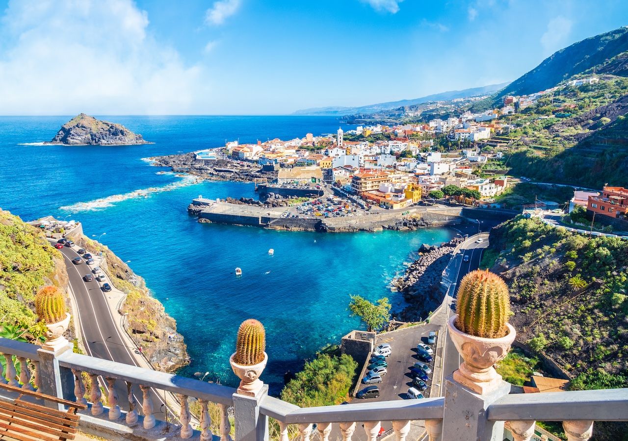Vista aérea de Garachico, un verdadero espectáculo para los ojos por el contraste de las aguas azules del Atlántico con su herencia volcánica.