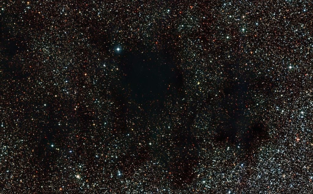 A simple vista, la nebulosa del Saco de Carbón parece un agujero en la Vía Láctea, pero en realidad es una densa nube de gas y polvo que bloquea la luz de las estrellas que están detrás. Crédito: ESO