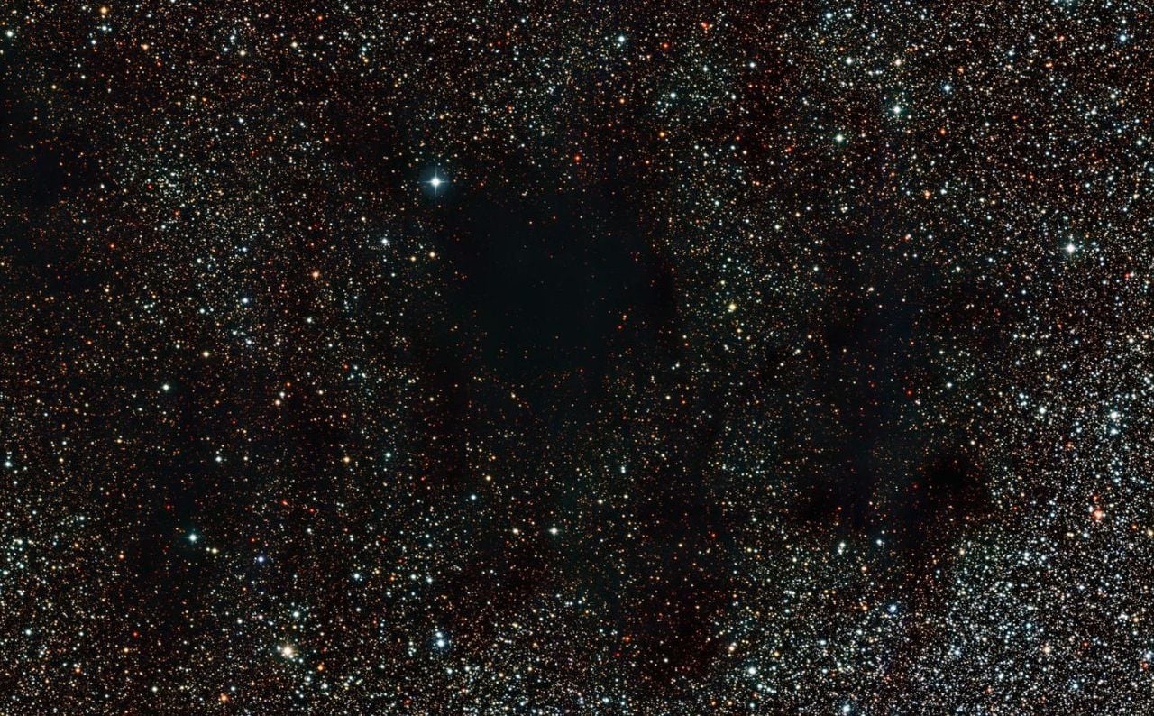 A simple vista, la nebulosa del Saco de Carbón parece un agujero en la Vía Láctea, pero en realidad es una densa nube de gas y polvo que bloquea la luz de las estrellas que están detrás. Crédito: ESO
