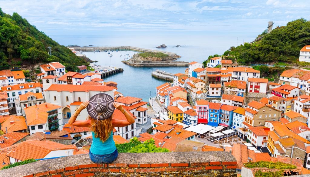 Maravillosas vistas del puerto de Cudillero, en Asturias, desde el anfiteatro de casas típicas.