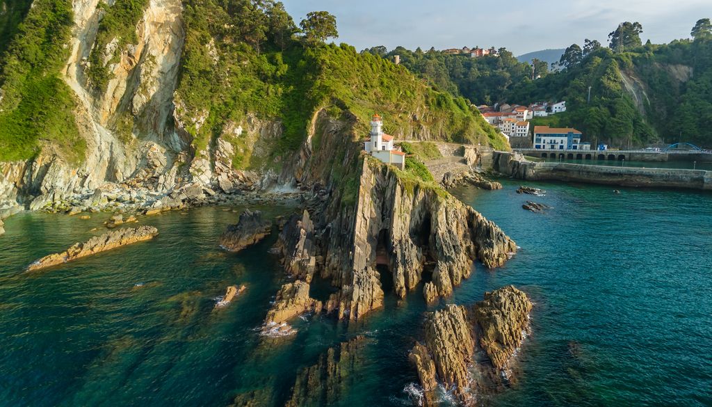 El impresionante faro de Cudillero sobre la roca.
