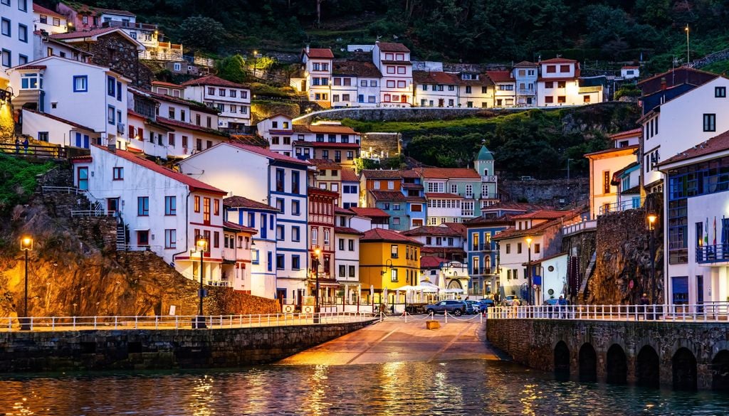 La fachada marítima de Cudillero al atardecer.