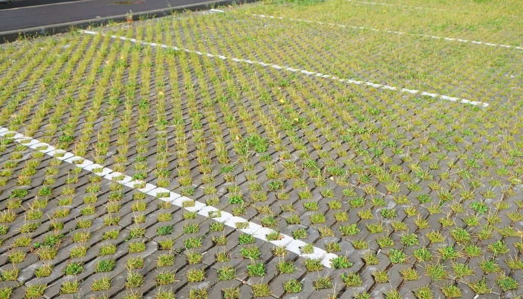 Soluciones como el pavimento permeable permite que el agua de la lluvia escurra más lento.