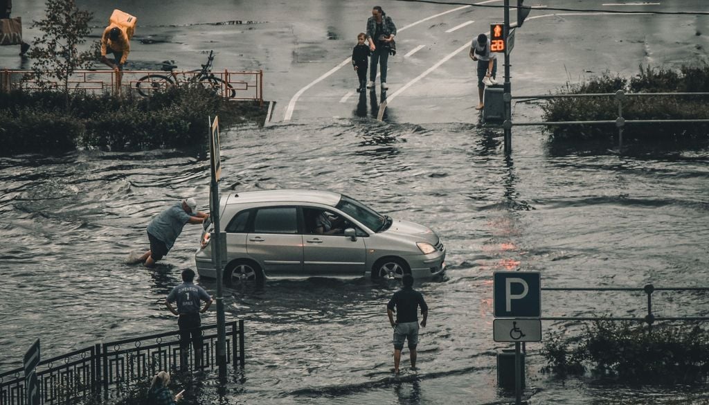 La inundación de calles tras una lluvia intensa es común en las ciudades con infraestructura no adaptada.