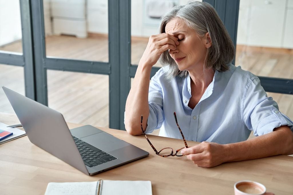 El ojo seco provoca otro problema, favorece enfermedades como conjuntivitis, queratitis o reacciones alérgicas oculares.