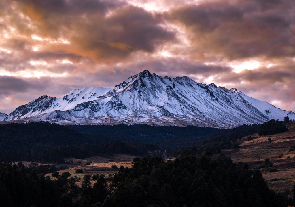 El Nevado de Toluca es uno de los pocos volcanes del mundo con lagunas dentro de su cráter donde nieva.