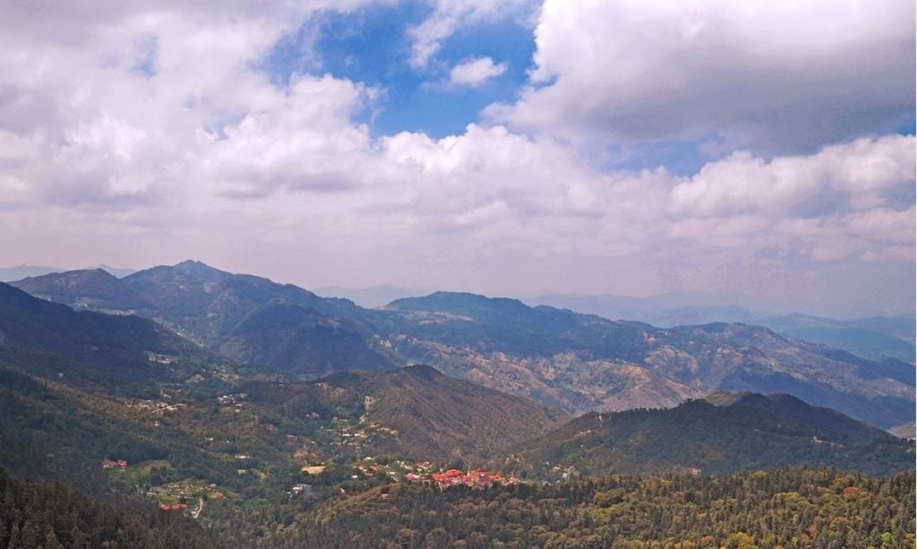 Su territorio ofrece al turismo múltiples atractivos, como asombrosas formaciones rocosas para la práctica de diversas actividades deportivas y ecoturísticas.