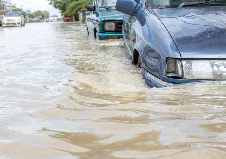 Inundações urbanas e automóveis Inundações urbanas e automóveis
