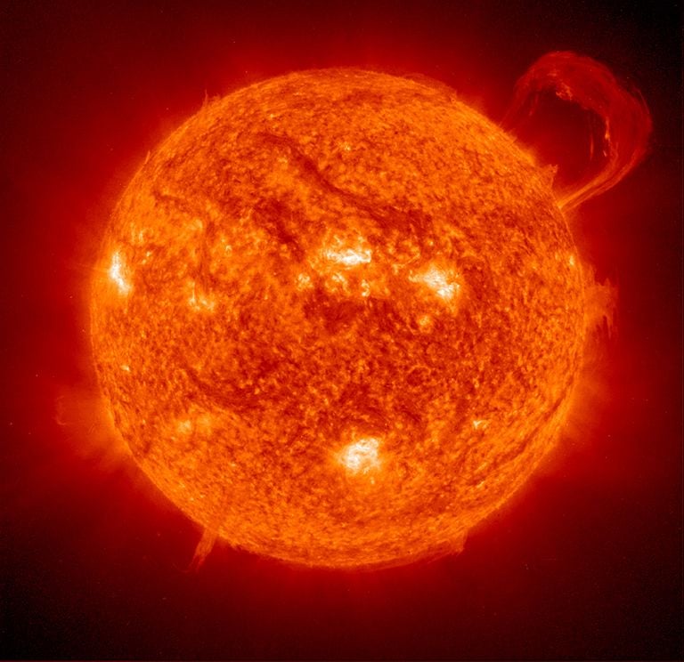 Imagen del Sol que muestra una prominencia solar (una característica grande y brillante que se extiende hacia afuera desde la superficie del Sol). Crédito: ESA/NASA
