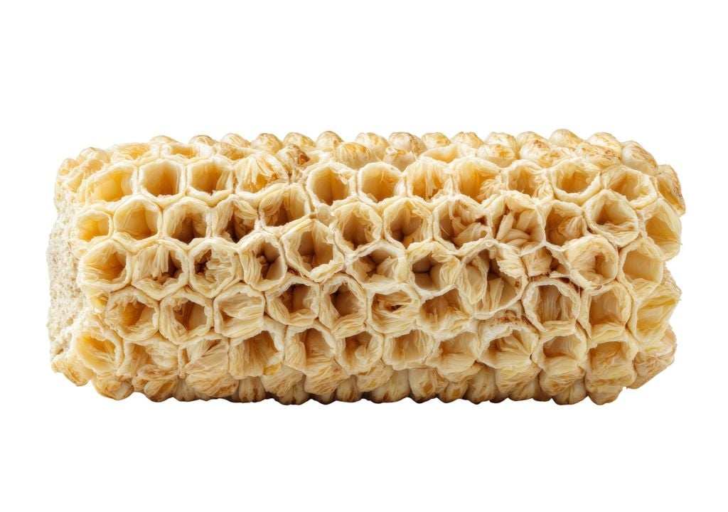 Cortado en trozos, ayuda a airear el suelo y evitar excesos de humedad.