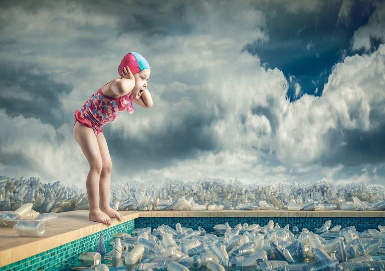 Niña gritando ante el plástico Niña gritando ante el plástico