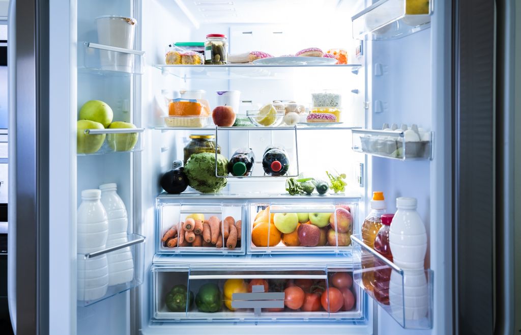 heladera Los alimentos cocidos deben permanecer siempre tapados o en recipientes cerrados, una medida sencilla que también ayuda a reducir contaminaciones cruzadas dentro de la heladera.