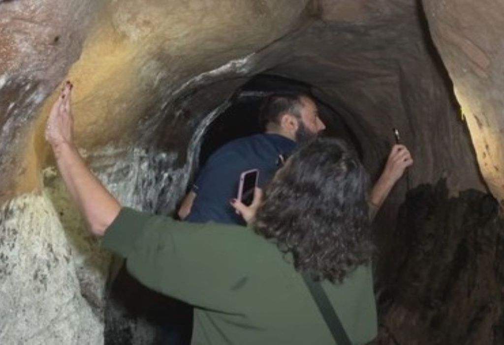 Cientistas investigam o interior de túnel pré-histórico no Rio Grande do Sul. Crédito: RBS TV