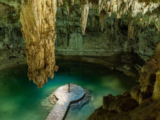 Este es el motivo por el que no se puede nadar en los cenotes después de las 5 pm