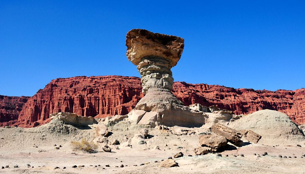 El Hongo, Valle de la Luna de San Juan. La formación conocida como El Hongo es una de las más icónicas del Valle de la Luna de Argentina.