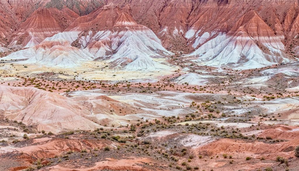 Valle de la Luna de Cusi Cusi, Jujuy. El Valle de la Luna de Jujuy destaca por la intensa coloración de sus formaciones.