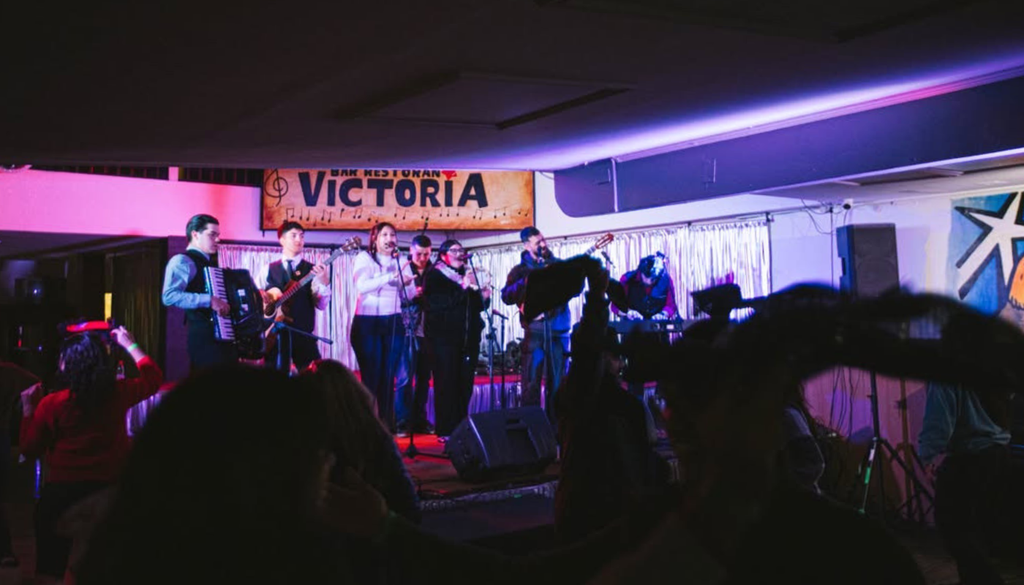 El Bar Victoria es un imperdible para los amantes de la cueca urbana. Crédito: @barvictoria_oficial