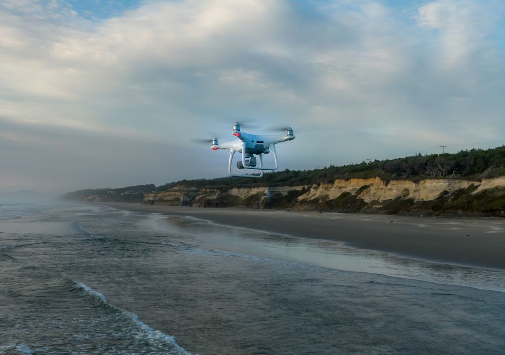 Drone a sobrevoar uma praia