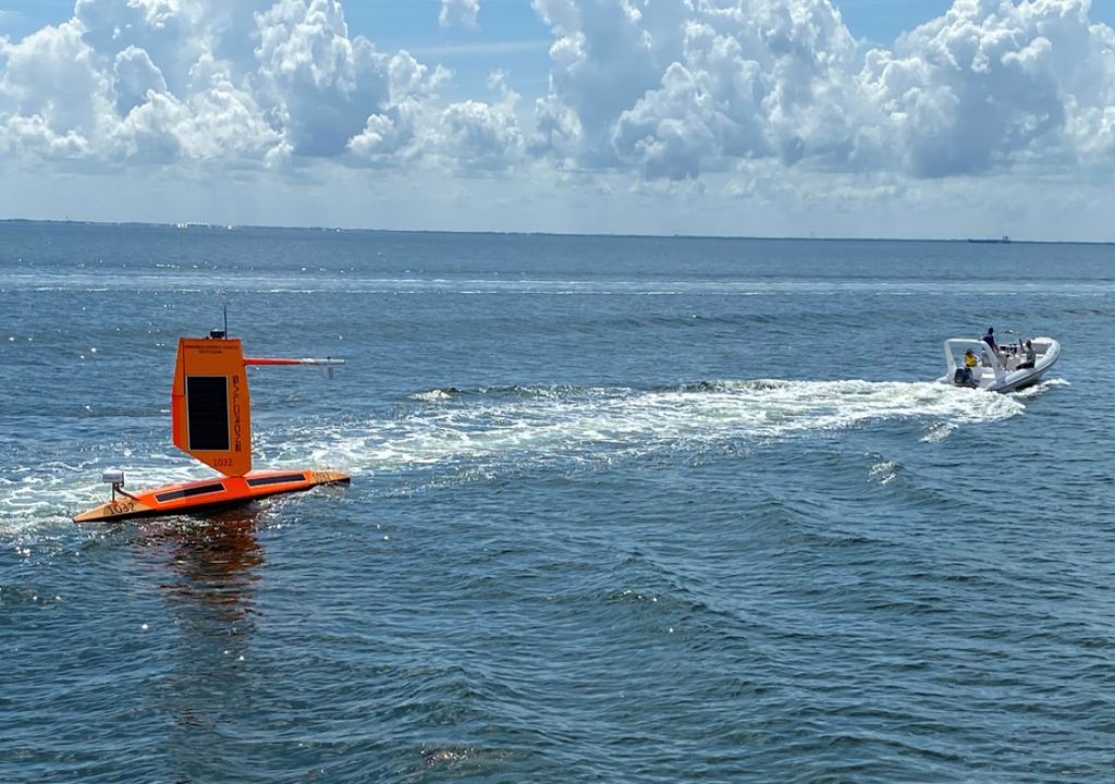 L'un des Saildrones a été lancé depuis la Floride la semaine dernière pour suivre les données des ouragans dans le golfe du Mexique. Crédit : NOAA/Monica Allen.