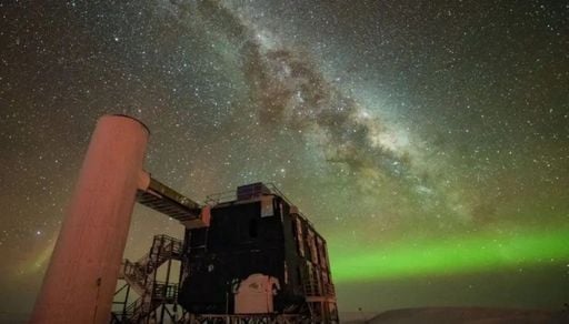 Nobel de F&iacute;sica 2026 reconhece cientista que revolucionou estudo do Universo com &lsquo;part&iacute;culas fantasma&rsquo;