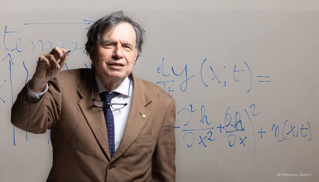 O físico Giorgio Parisi, vencedor do Prêmio Nobel de Física de 2021, liderou o trabalho que finalmente resolveu uma conjectura sobre jamming proposta há cerca de 10 anos. Crédito: Parisi O físico Giorgio Parisi, vencedor do Prêmio Nobel de Física de 2021, liderou o trabalho que finalmente resolveu uma conjectura sobre jamming proposta há cerca de 10 anos. Crédito: Parisi