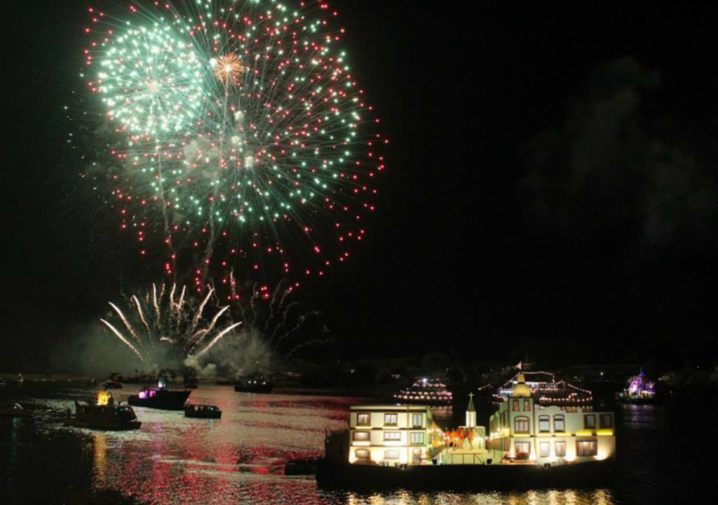 El río Calle -Calle se llena de luces y barcos alegóricos durante la Noche Valdiviana. Crédito: rioenlinea.cl