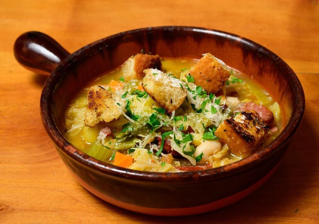 La ribollita è una tipica zuppa toscana di verdure e legumi, servita con crostini di pane