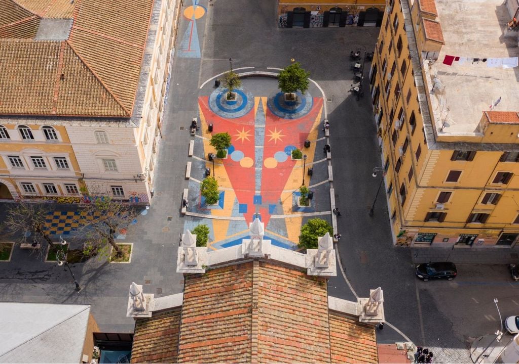 Nel quartiere San Lorenzo, la street art è anche sui pavimenti