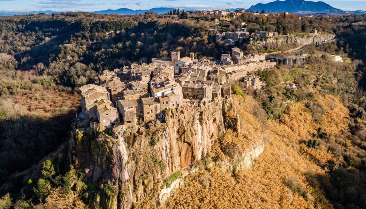 La rupe di tufo sormontata dal borgo, nel cuore della campagna laziale
