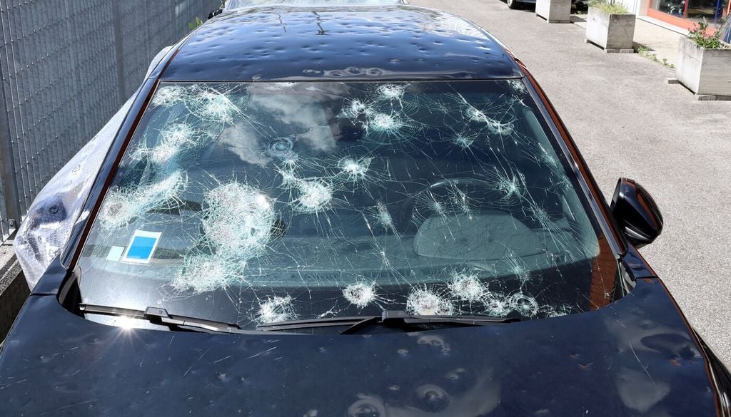 Nei parcheggi scoperti la grandine rappresenta uno dei rischi più costosi per la carrozzeria, soprattutto durante i temporali estivi più violenti (e sempre più frequenti)