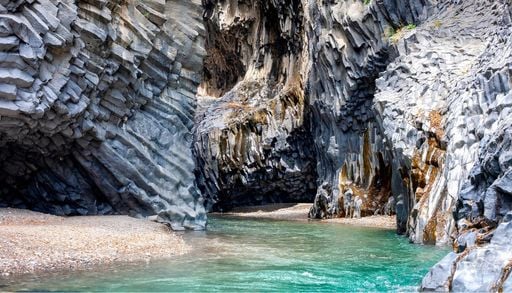Non solo mare: 5 fiumi e cascate spettacolari per un bagno rinfrescante in estate, nella natura selvaggia