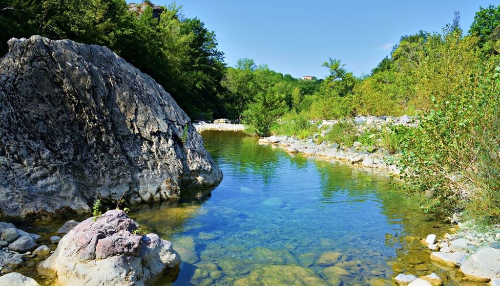 Il Masso delle Fanciulle e le acque limpide del fiume Cecina