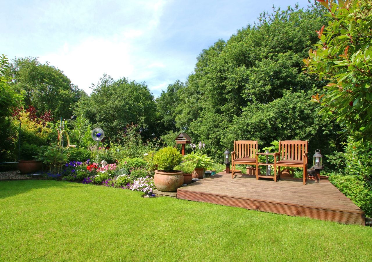 Non solo piante: 10 idee semplici e a bassa manutenzione per valorizzare il giardino