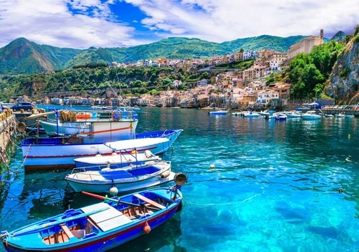 Non sono le Cinque Terre: i 7 villaggi di pescatori italiani dove il tempo sembra essersi fermato tra barche e reti