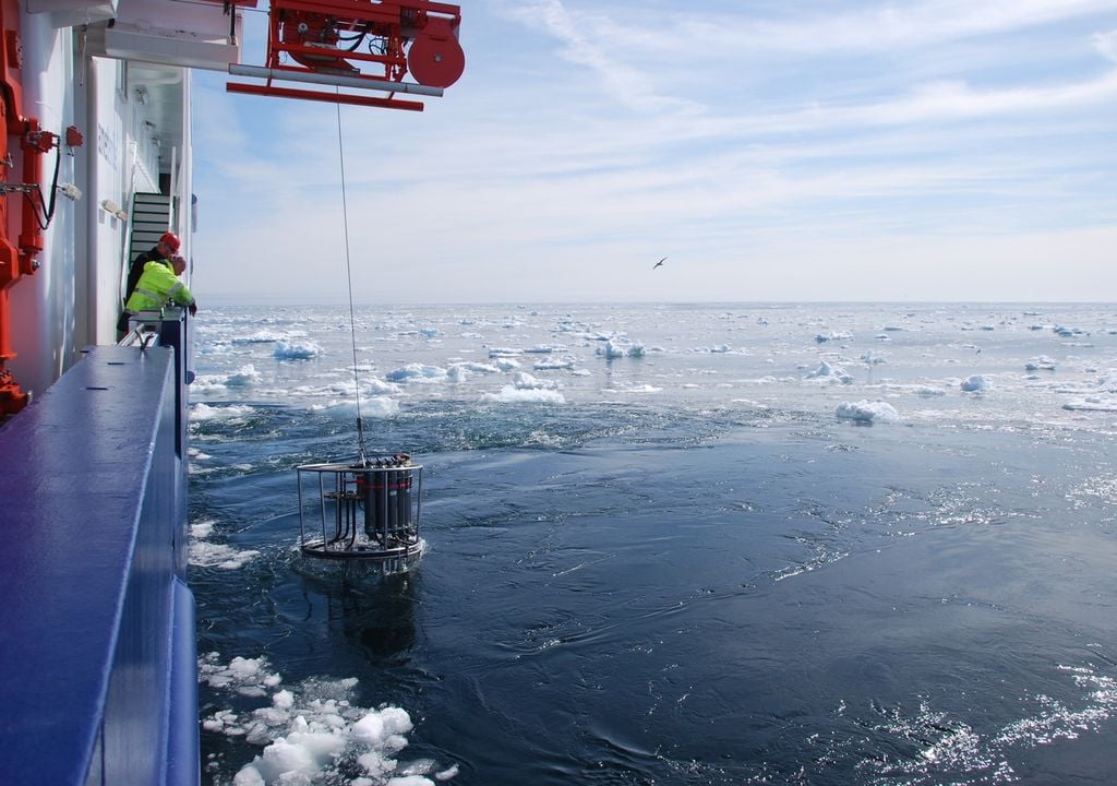 Mit dem Kranzwasserschöpfer (auch CTD-Rosette genannt) können Wasserproben aus mehreren Tausend Metern Tiefe genommen werden, wie hier in der Labradorsee. Die Proben sind die Grundlage für Tracer- und Sauerstoffanalysen. Bild: Rafael Abel/GEOMAR
