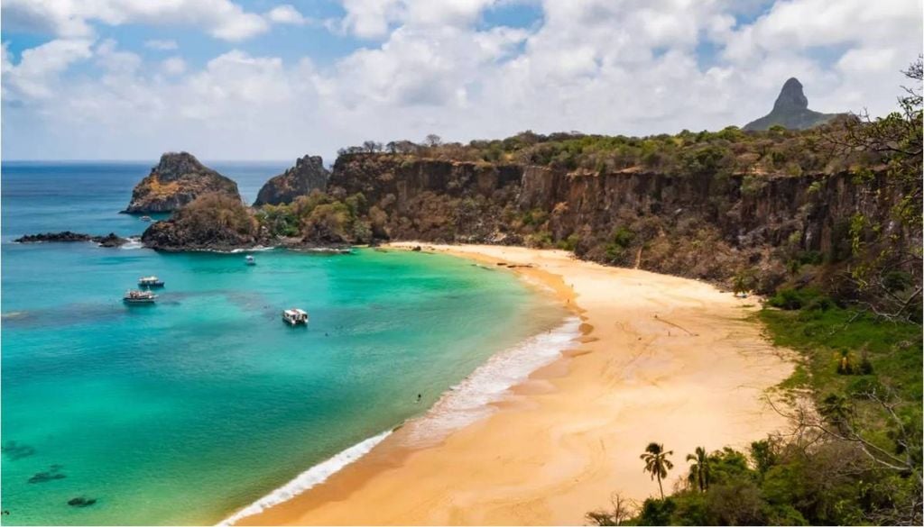 A Baía do Sancho se destaca pelas falésias impressionantes, águas em tons de azul-turquesa e vida marinha rica. Crédito: Getty Images.